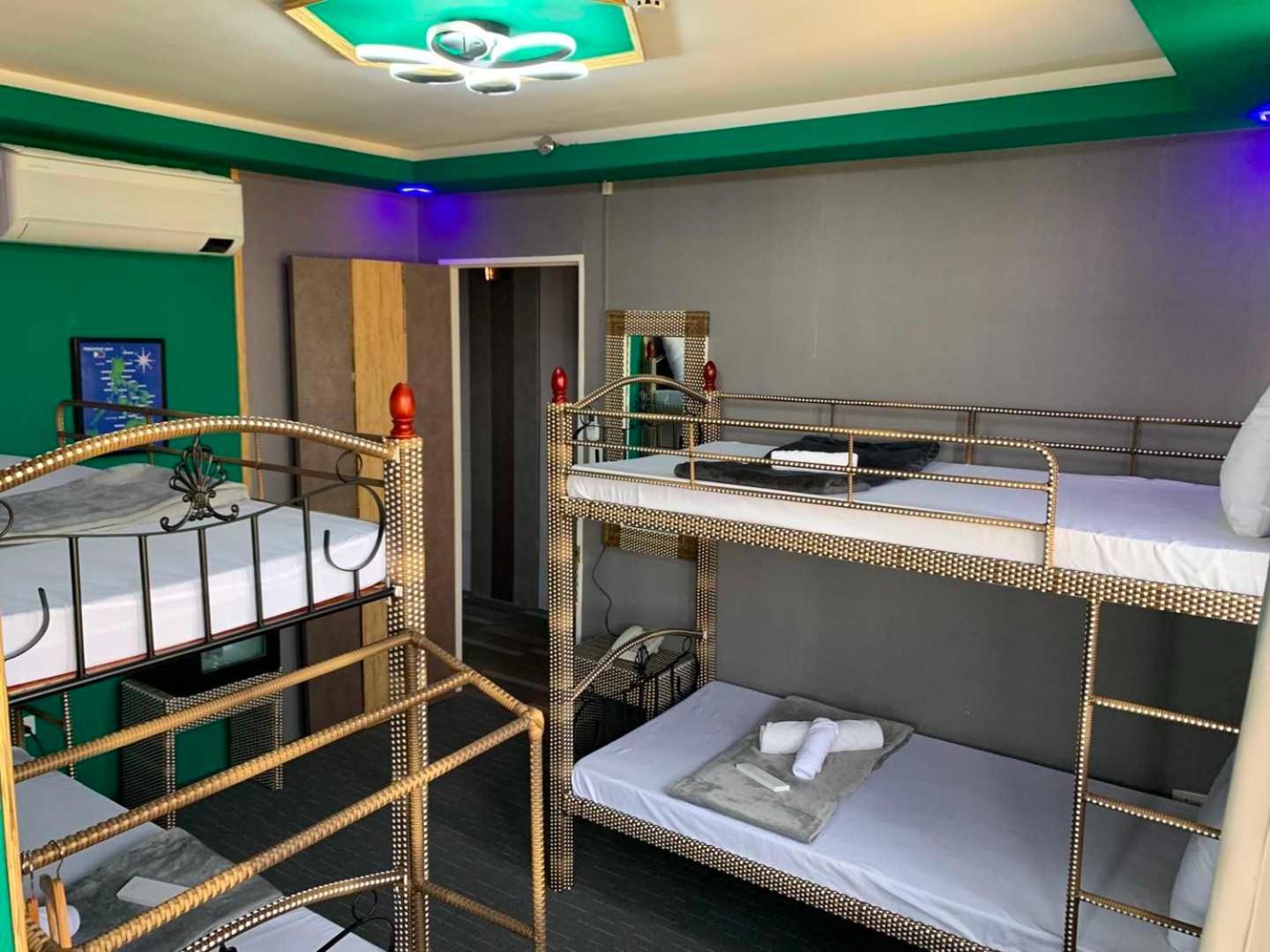 Attic Capsule Hotel Marigondon  Zewnętrze zdjęcie